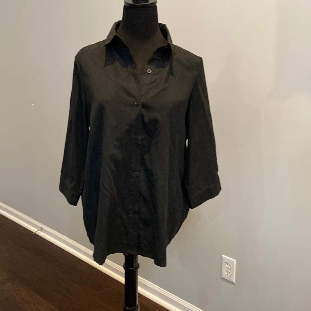 Black Button down half sleeve top. Brand new w tags. Size 14